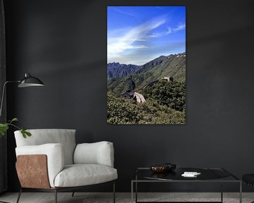 De Chinese muur kronkelt door het landschap. van Floyd Angenent