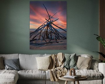 Takken bouwsel bij zonsondergang op het strand. van Albert Brunsting