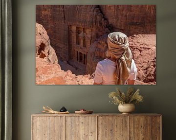 Nomade kijkt uit op de Schatkamer van Petra. van Floyd Angenent