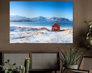 Rote Hütte aus Holz am Strand