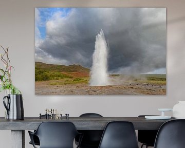 Strokkur Geiser in het Haukadalur geothermisch gebied in IJsland