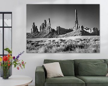 Le mât totémique de Monument Valley en noir et blanc