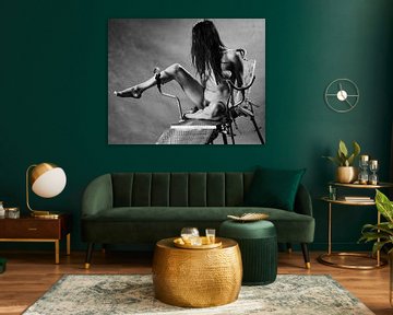 Belle femme nue attachée à une chaise sur Photostudioholland