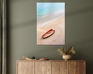 Bootje met zand op idyllisch strand van Inge Hogenbijl