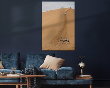 Human versus Wildlife - Oryx in de Namibische woestijn van Leen Van de Sande