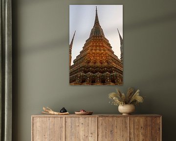 Buddha stupa, qui s'étend symétriquement dans le ciel clair sur kall3bu