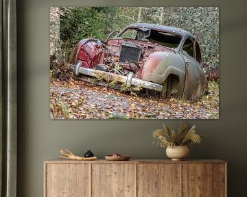 Rostige Hinterlassenschaften im Wald - Autofriedhof in Schweden von Gentleman of Decay