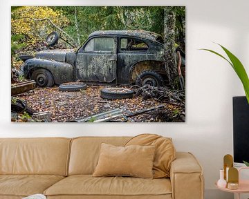 Roestige erfenissen in het bos - autokerkhof in Zweden van Gentleman of Decay