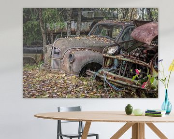 Rostige Hinterlassenschaften im Wald - Autofriedhof in Schweden von Gentleman of Decay