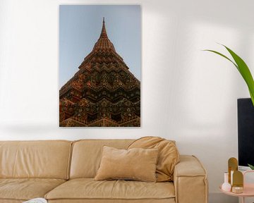 Première vue à angle bas d'un stupa de bouddha qui s'étend symétriquement dans le ciel clair. sur kall3bu