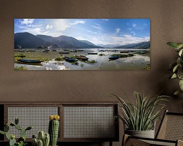 Boote auf dem Pokhara-See. von Floyd Angenent