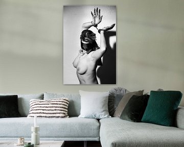 Hele mooi geblinddoekte naakte vrouw in vintage zwart wit fotografie van Photostudioholland