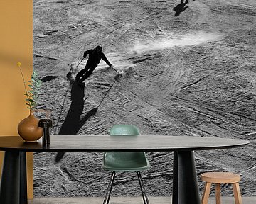 Sillhouette eines Skifahrers auf einem Action-Foto in den Bergen