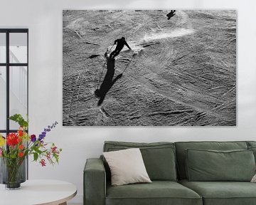 Sillhouette van skier in de bergen actie foto van Lukas Wery