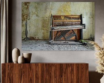 Lost Place - verlassenes Klavier in einer russischen Kaserne von Gentleman of Decay