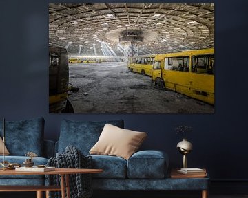 Lost Place - verlaten busstation in Oost-Europa van Gentleman of Decay