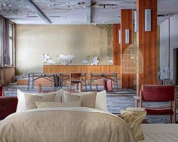 Lost Place - Verlaten kantine van een voormalige DDR-fabriek van Gentleman of Decay