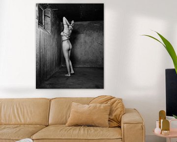 Hele mooi naakte vrouw vastgebonden met touw in vintage zwart wit fotografie van Photostudioholland