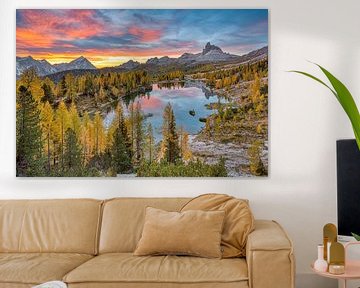 Herfst aan het Lago Federa in de Dolomieten van Michael Valjak