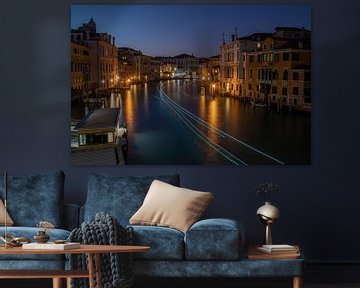 Viel Verkehr nachts auf dem Canal Grande in Venedig von t.ART