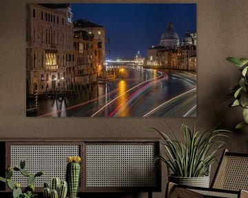 Sehr viel Verkehr nachts auf dem Canal Grande in Venedig von t.ART