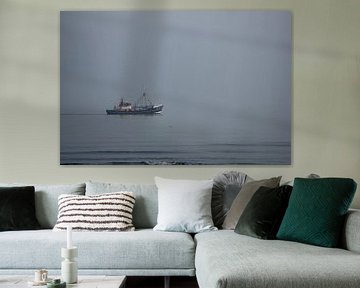Ein Fischerboot auf dem stillen Meer von PO Fotografie