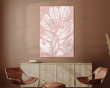 Weiße Blätter im Retro-Stil. Moderne botanische Kunst in Pastellrosa und Weiß. von Dina Dankers