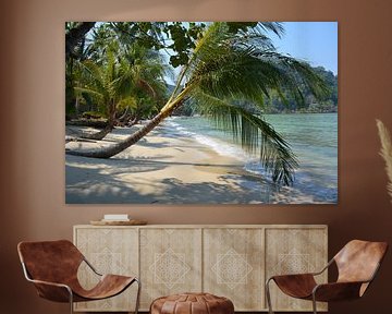 Hagelwit, tropisch zandstrand, blauwe zee en palmboom Thailand van My Footprints