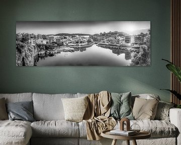 Agios Nikolaos op Kreta bij zonsopgang. van Manfred Voss, Zwart-Wit Fotografie