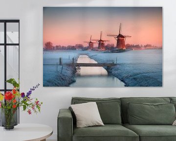 Paysage de polders néerlandais avec moulins à vent pendant un lever de soleil brumeux sur Original Mostert Photography