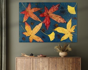 Cyanotype humide avec des feuilles d'automne colorées sur Retrotimes