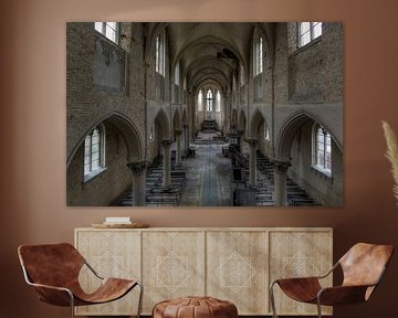 Symmetrie van een verlaten kerk van Perry Wiertz