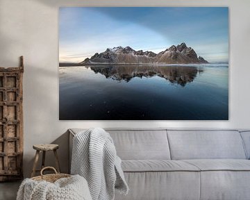Stokksnes Spiegelbild in Island von Anton de Zeeuw