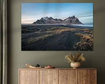 Stokksnes bergen en zwarte duinen te IJsland