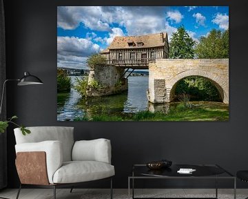 un vieux pont de moulin à eau à colombages à Vernon en France sur la Seine.