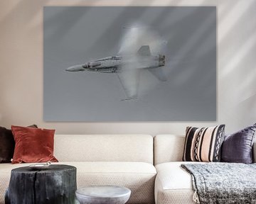 Vorbeiflug einer F/A-18C Hornet mit hoher Geschwindigkeit während einer Flugschau. von Jaap van den Berg