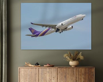 Décollage de l'Airbus A330-300 de Thai Airways International. sur Jaap van den Berg