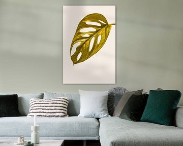 Gouden Monstera Monkey mask of gatenplant blad van Denise Tiggelman