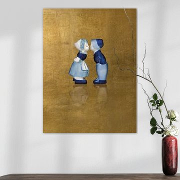 Couple de baisers en bleu de Delft. Homme et femme, or