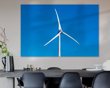 Windturbine mit sich drehenden Flügeln und blauem Himmel im Hintergrund von Sjoerd van der Wal Fotografie