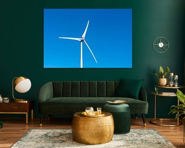 Windturbine met draaiende wieken met een strakblauwe lucht in de b van Sjoerd van der Wal Fotografie