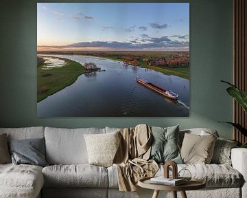 Navire de marchandises naviguant sur l'IJssel avec la crue des eaux sur le pont.  sur Sjoerd van der Wal Photographie