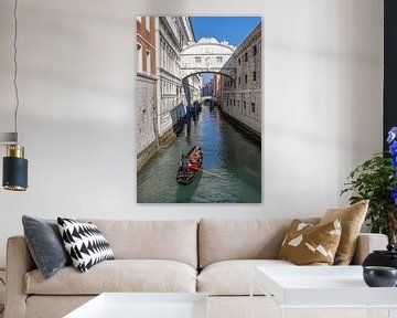 Een gondeltocht onder de Brug der Zuchten in Venetië van t.ART