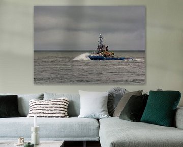 Sleepboot duikt in de golven op de Noordzee. van scheepskijkerhavenfotografie