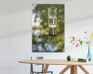 Illusion d'optique avec un verre d'eau sur Birgitte Bergman