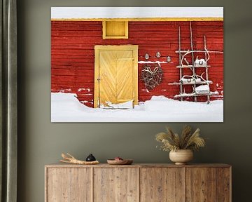 Detail einer roten Holzhütte im Winter in Kuusamo, Finnland