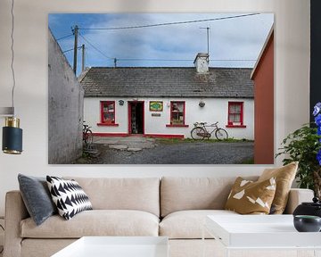 Kleiner Laden mit Fahrrad in Irland. von Albert Brunsting