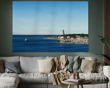 Le fjord de Kiel et le mémorial de la marine à Laboe avec des bateaux sur Anja B. Schäfer