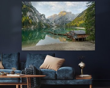 Braies meer in Zuid-Tirol op een herfstochtend