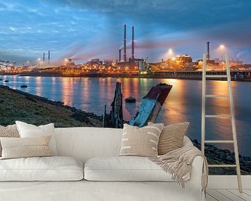 Avond valt over Tata Steel / IJmuiden van Rob de Voogd / zzapback